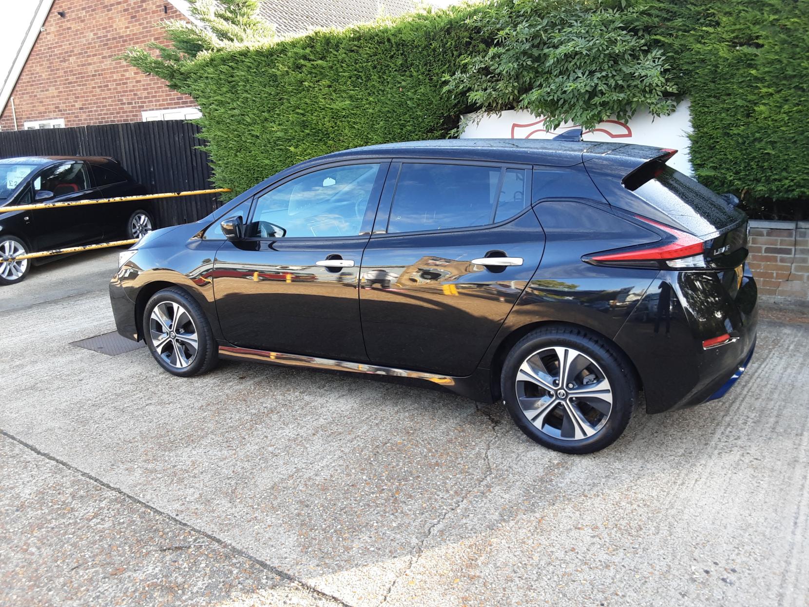Nissan Leaf 40kWh Tekna Hatchback 5dr Electric Auto (150 ps)