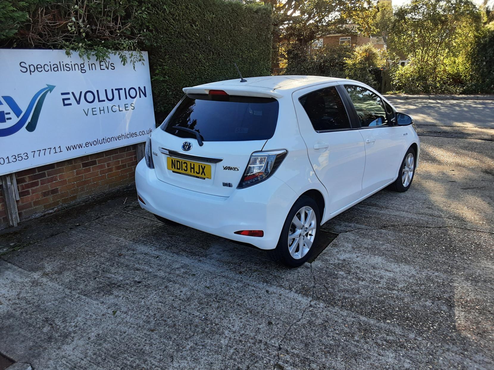 Toyota Yaris 1.5 VVT-h T Spirit Hatchback 5dr Petrol Hybrid CVT Euro 5 (101 ps)