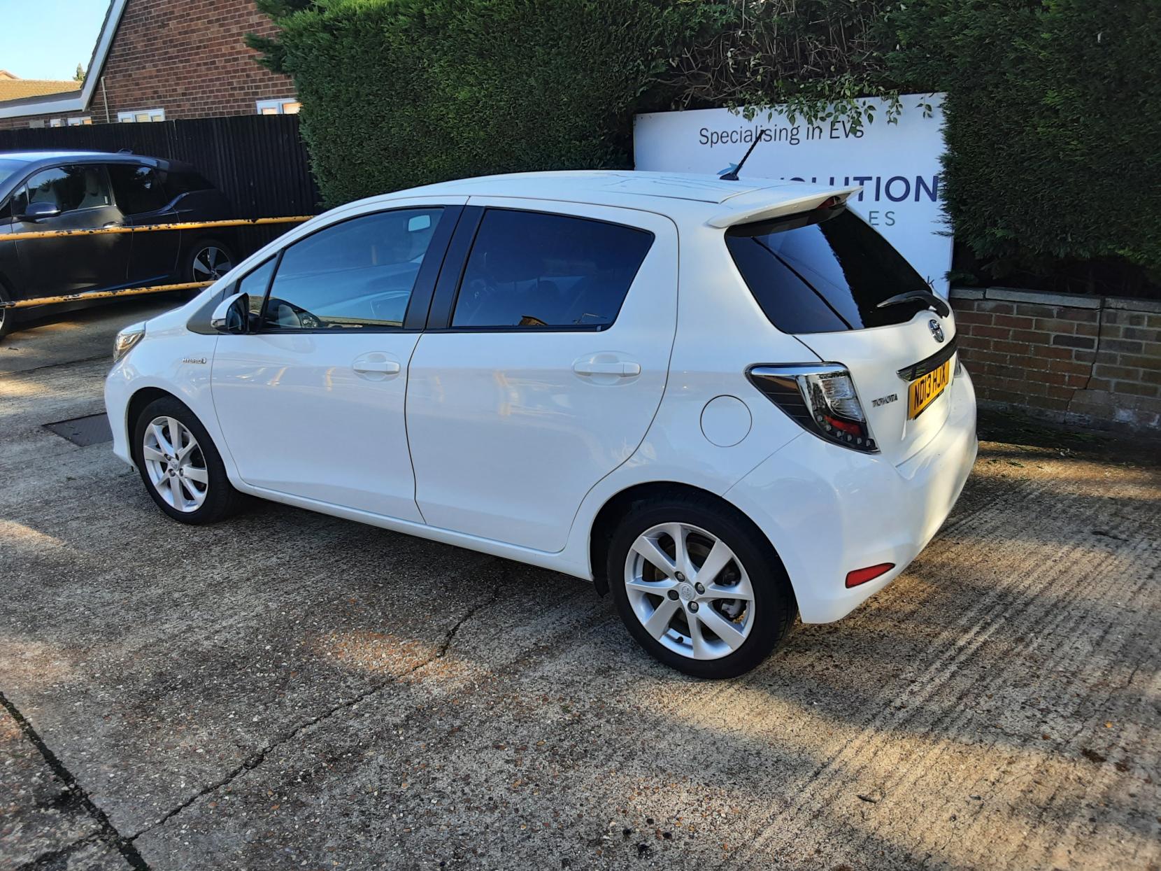 Toyota Yaris 1.5 VVT-h T Spirit Hatchback 5dr Petrol Hybrid CVT Euro 5 (101 ps)
