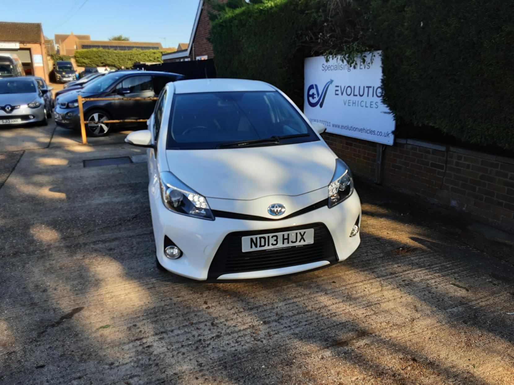 Toyota Yaris 1.5 VVT-h T Spirit Hatchback 5dr Petrol Hybrid CVT Euro 5 (101 ps)