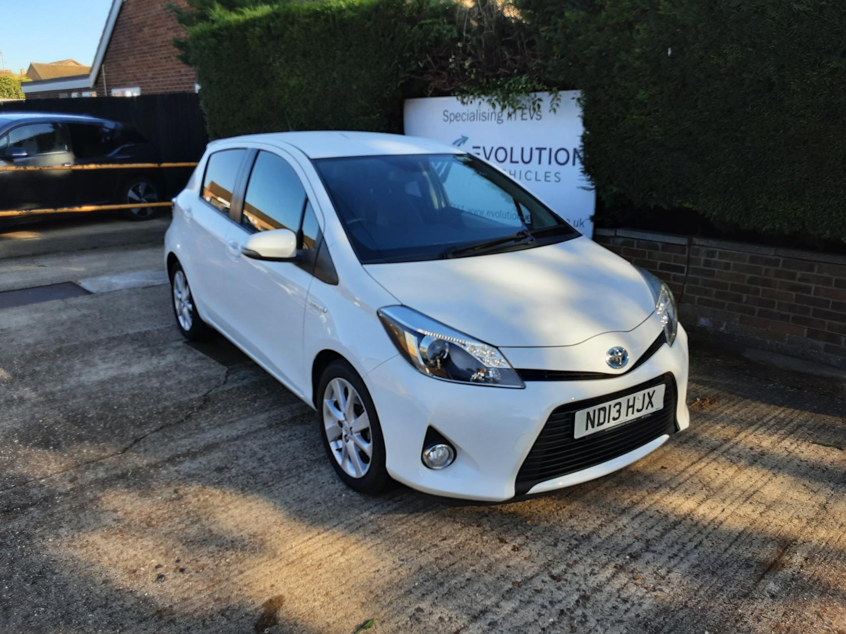 Toyota Yaris 1.5 VVT-h T Spirit Hatchback 5dr Petrol Hybrid CVT Euro 5 (101 ps)