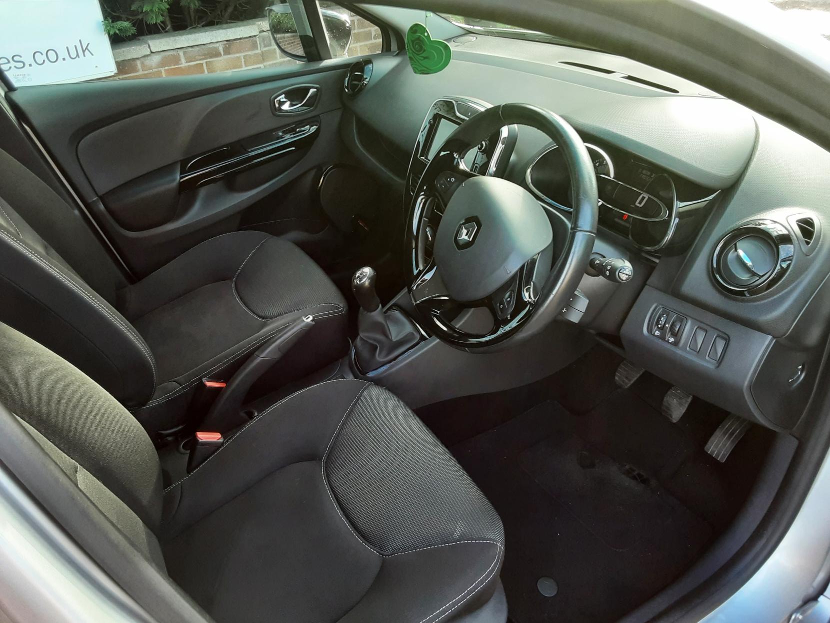 Renault Clio 1.2 16V Dynamique MediaNav Hatchback 5dr Petrol Manual Euro 5 (75 ps)
