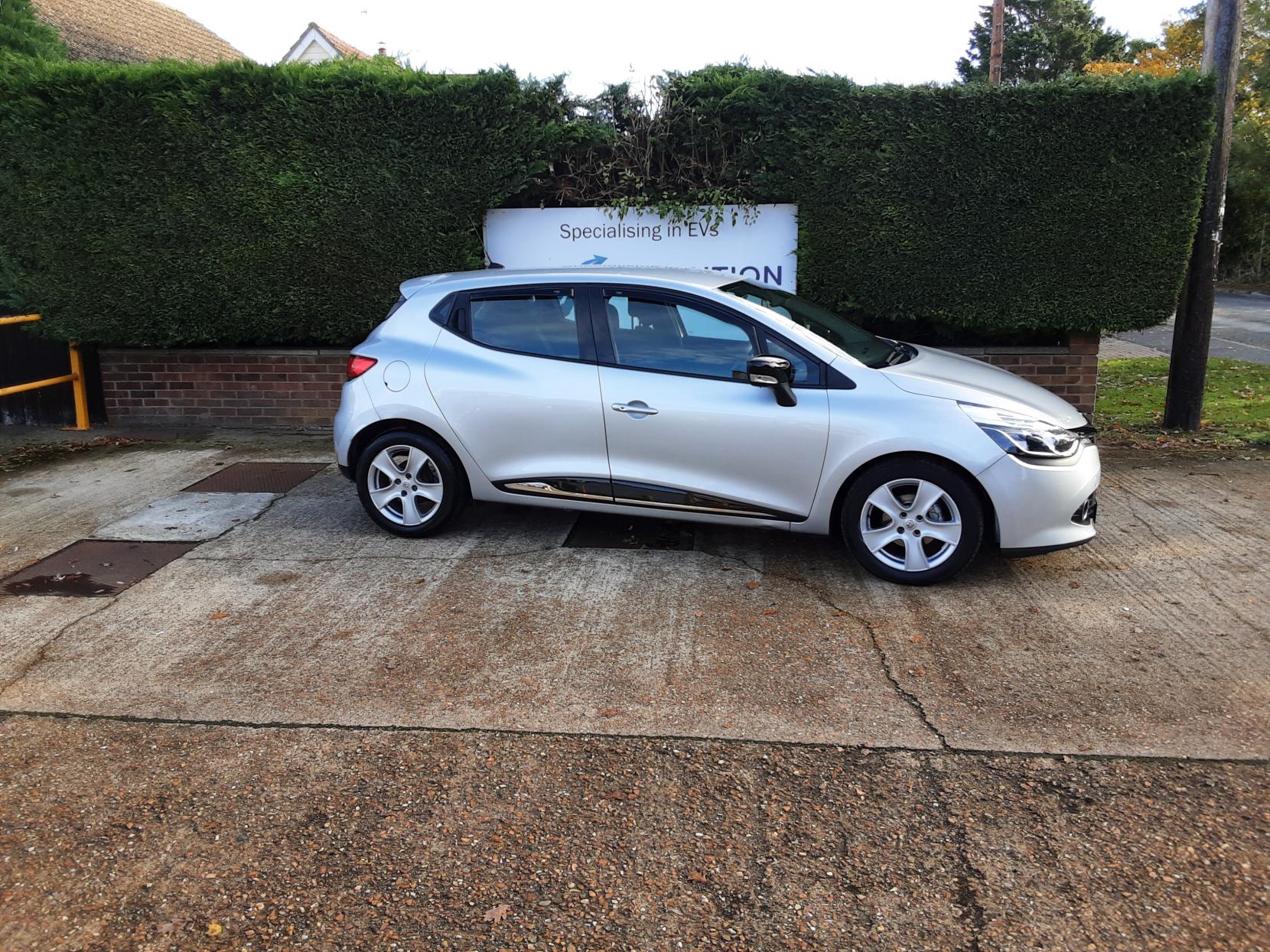 Renault Clio 1.2 16V Dynamique MediaNav Hatchback 5dr Petrol Manual Euro 5 (75 ps)