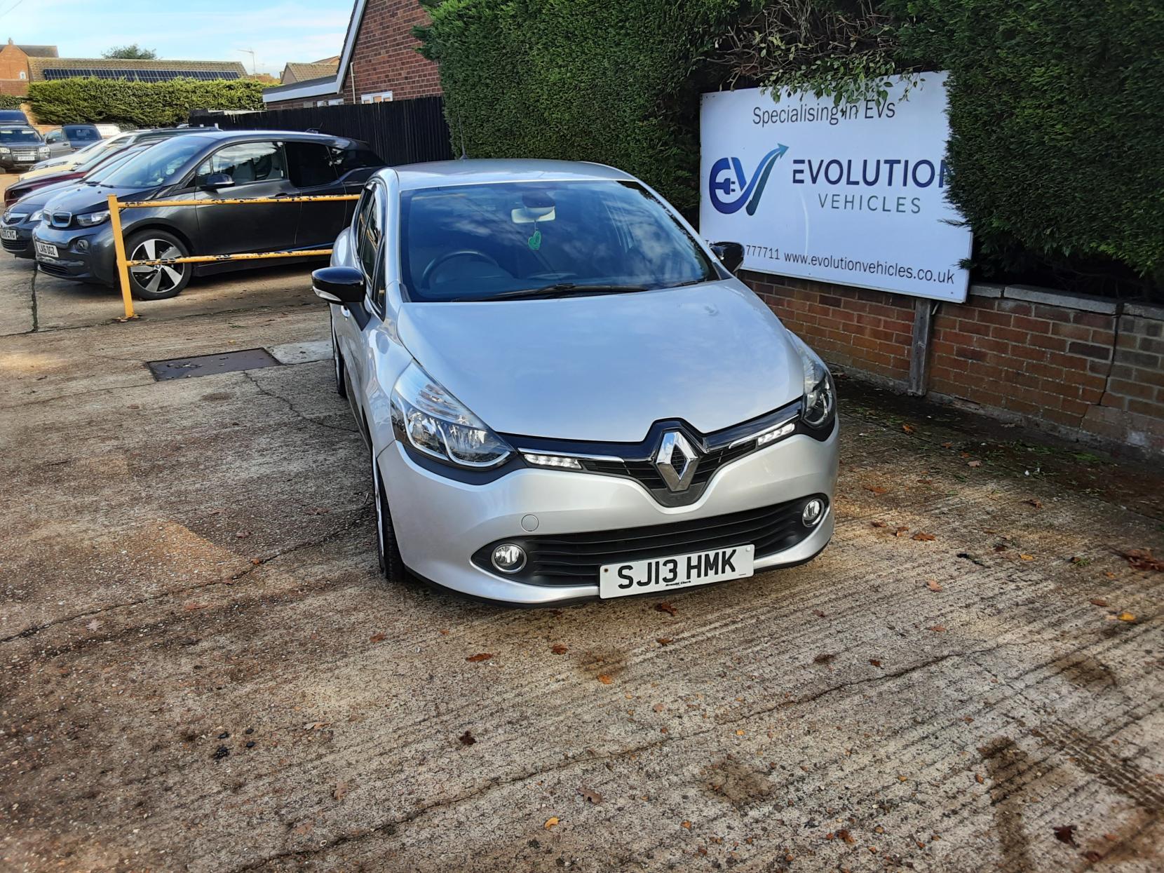 Renault Clio 1.2 16V Dynamique MediaNav Hatchback 5dr Petrol Manual Euro 5 (75 ps)