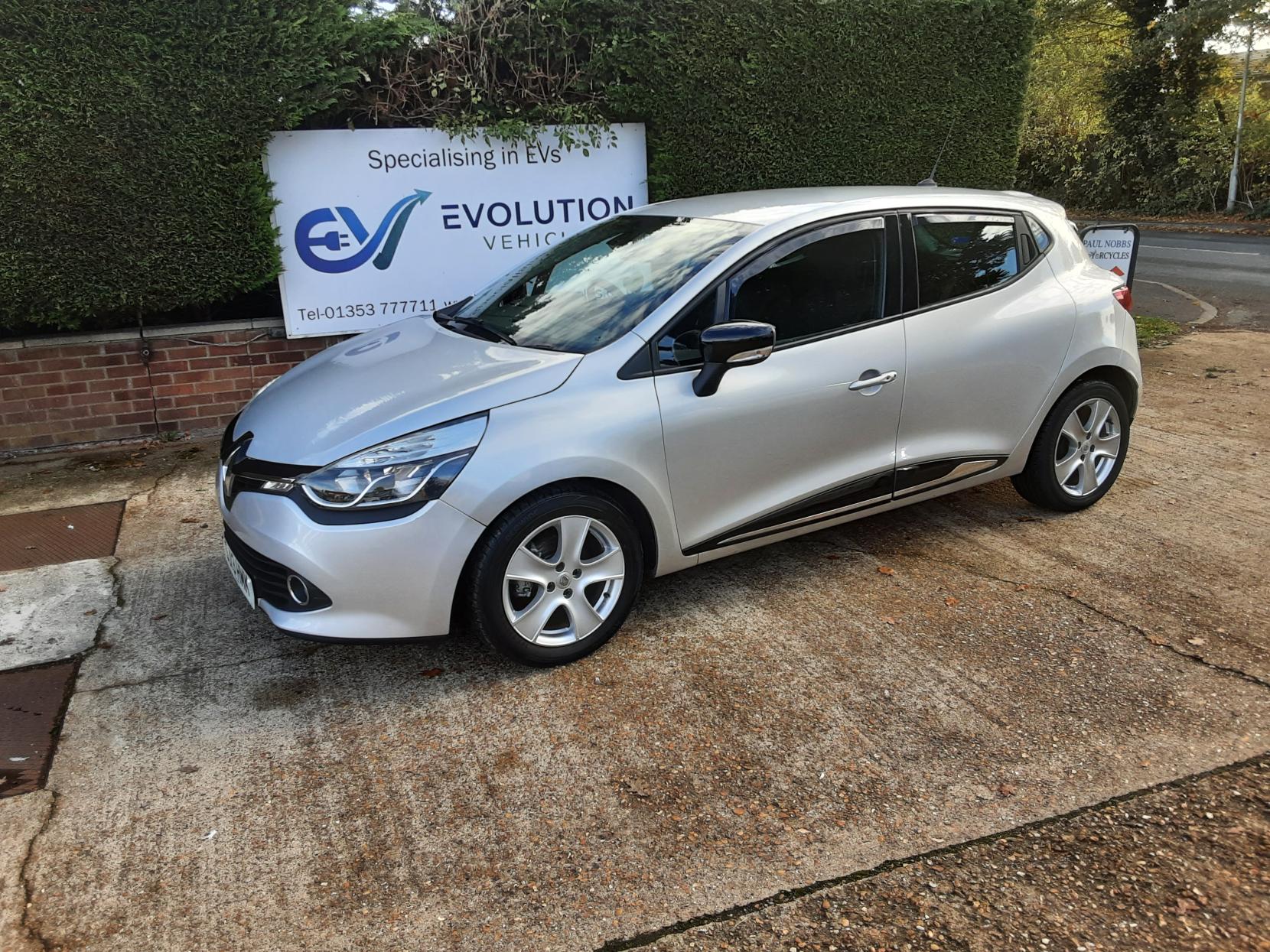 Renault Clio 1.2 16V Dynamique MediaNav Hatchback 5dr Petrol Manual Euro 5 (75 ps)