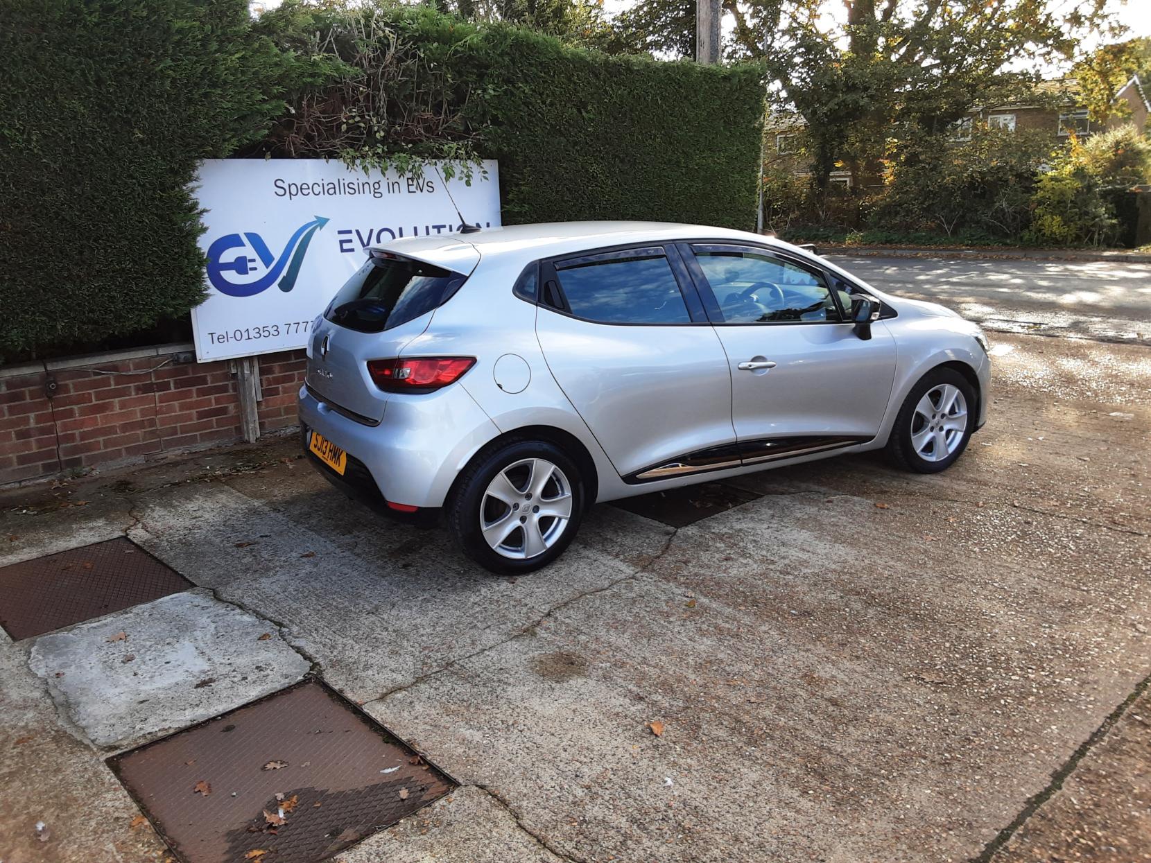 Renault Clio 1.2 16V Dynamique MediaNav Hatchback 5dr Petrol Manual Euro 5 (75 ps)