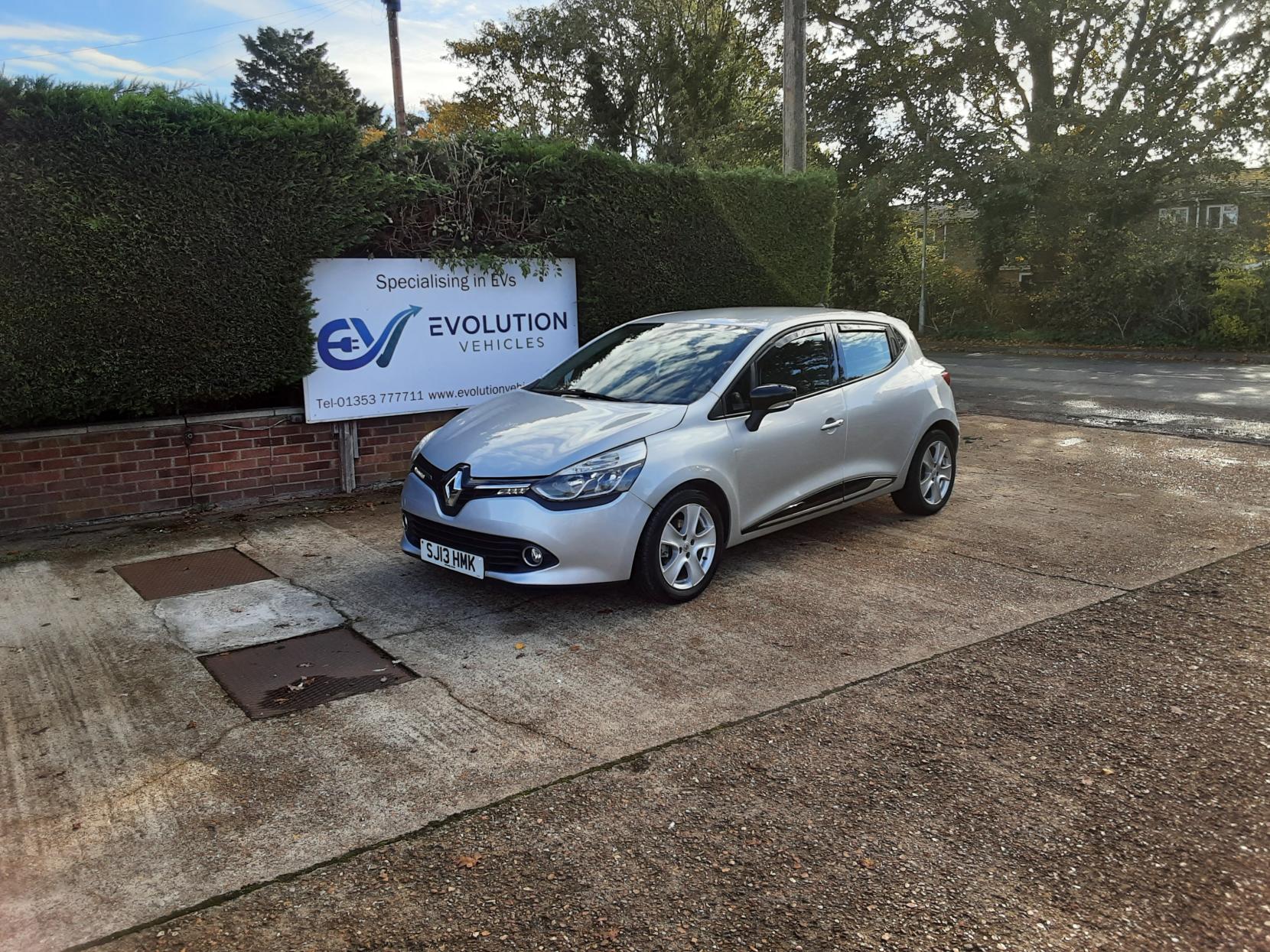 Renault Clio 1.2 16V Dynamique MediaNav Hatchback 5dr Petrol Manual Euro 5 (75 ps)