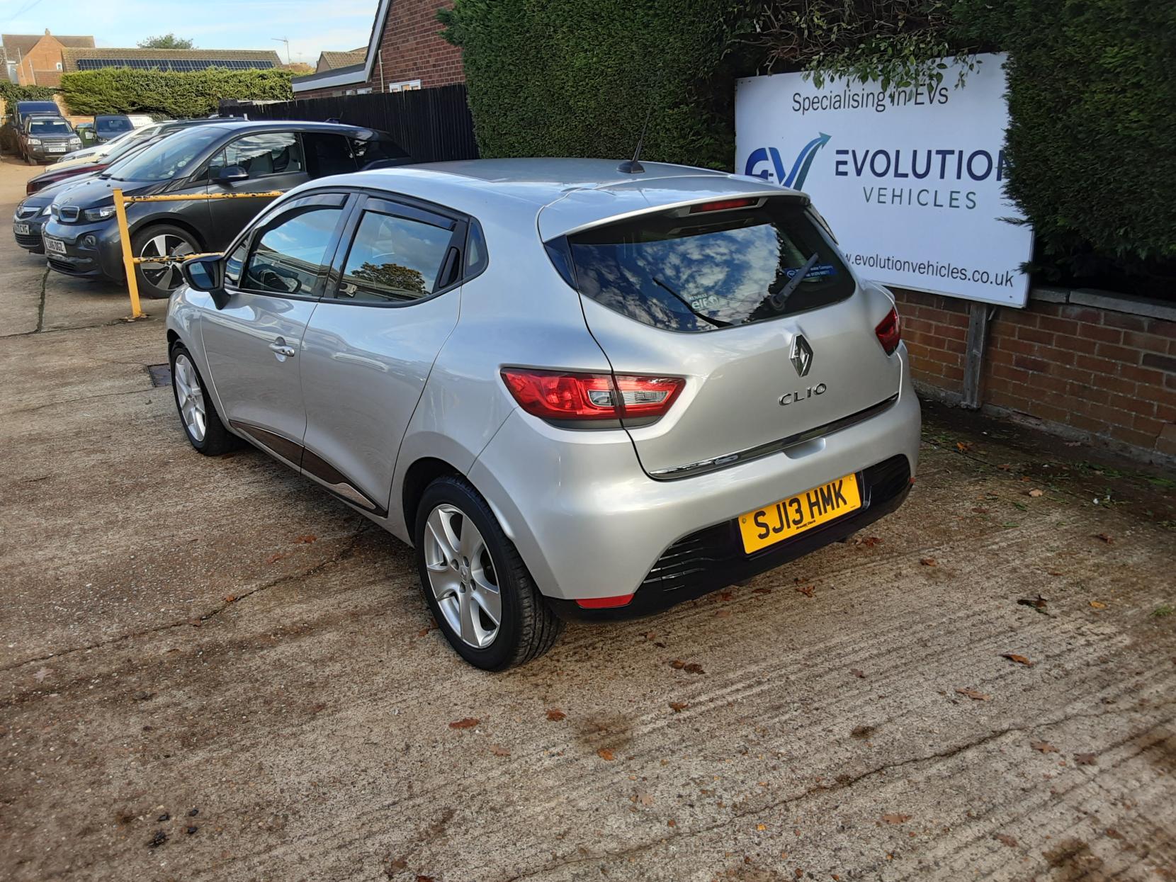 Renault Clio 1.2 16V Dynamique MediaNav Hatchback 5dr Petrol Manual Euro 5 (75 ps)