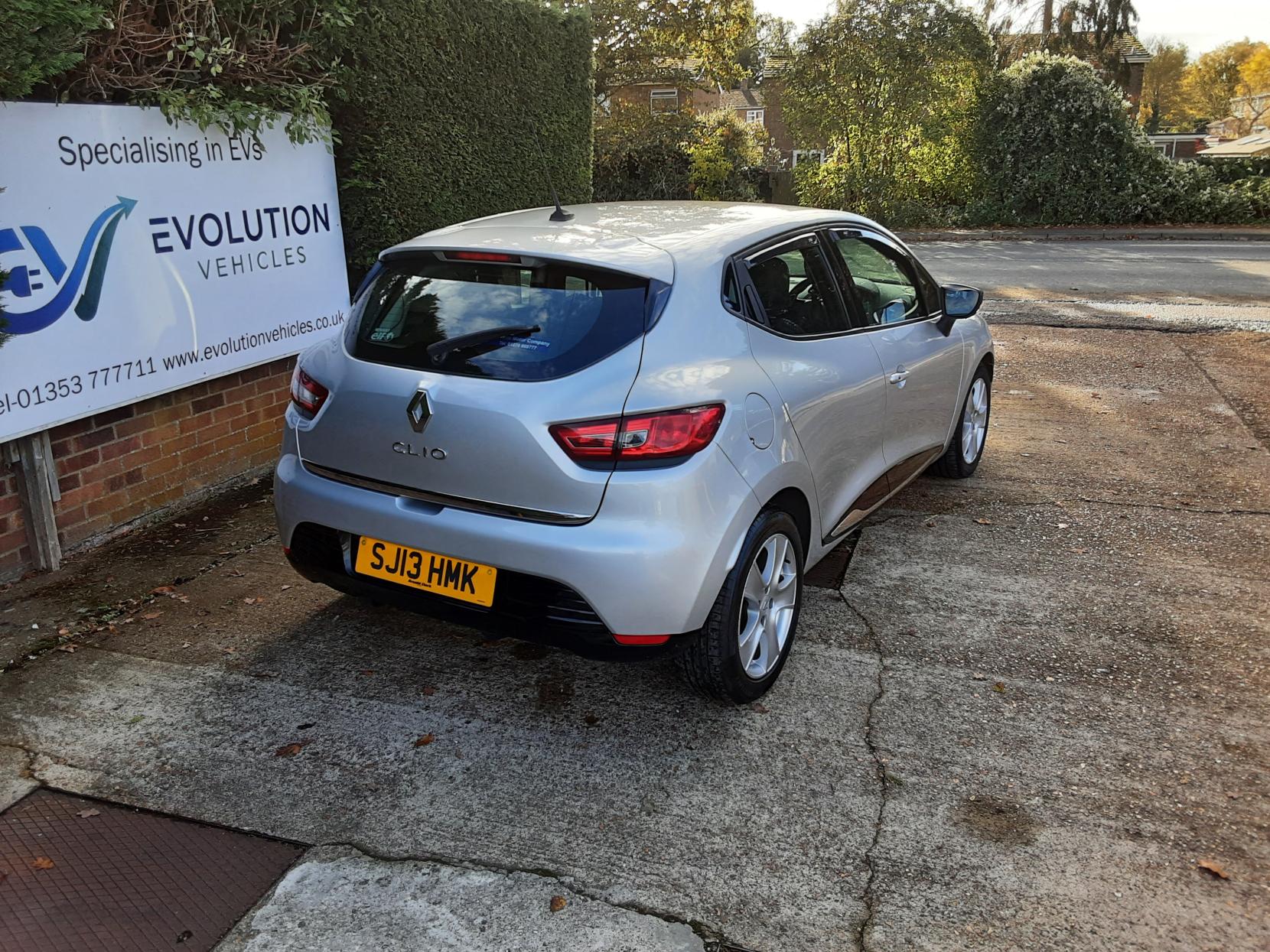 Renault Clio 1.2 16V Dynamique MediaNav Hatchback 5dr Petrol Manual Euro 5 (75 ps)