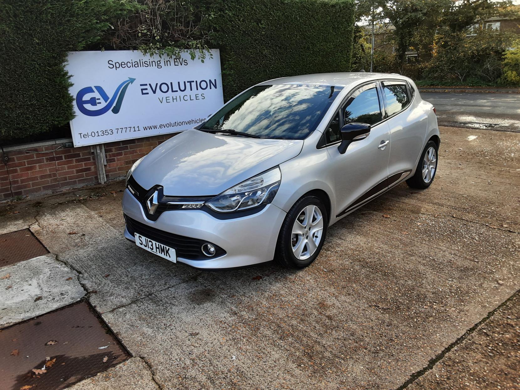 Renault Clio 1.2 16V Dynamique MediaNav Hatchback 5dr Petrol Manual Euro 5 (75 ps)