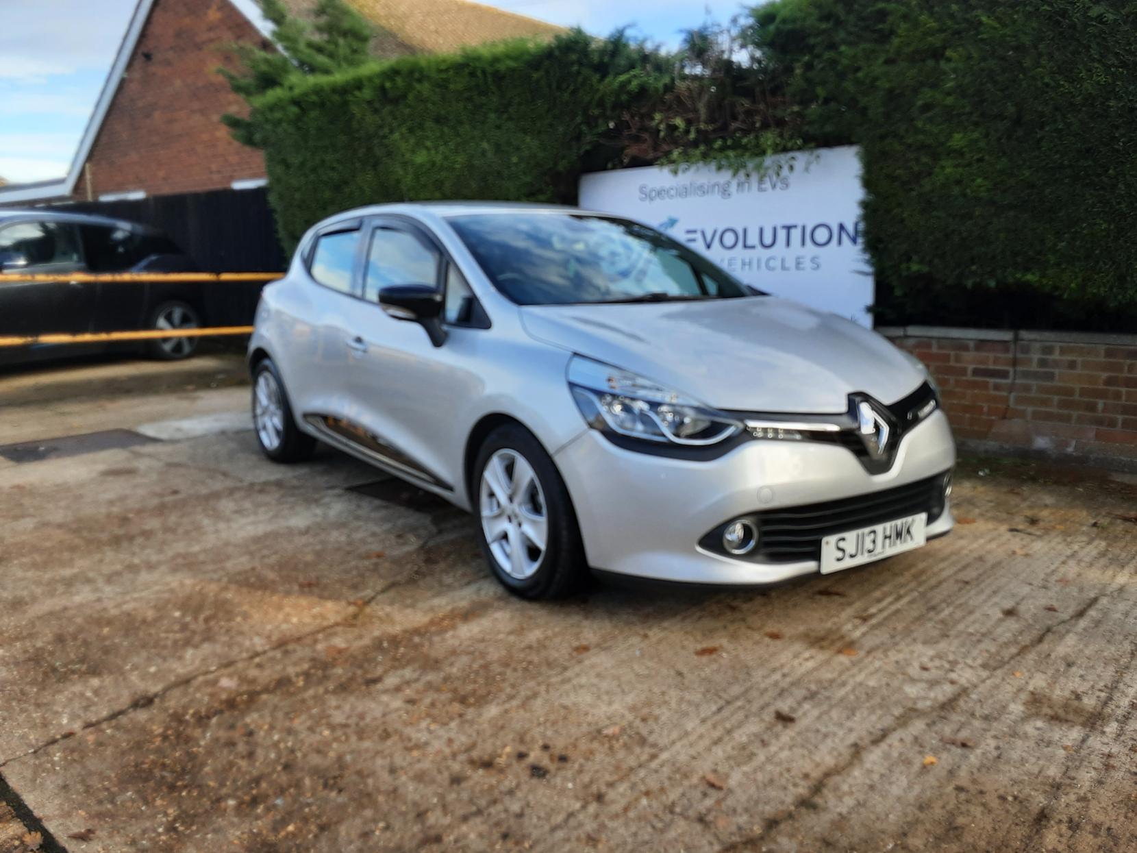 Renault Clio 1.2 16V Dynamique MediaNav Hatchback 5dr Petrol Manual Euro 5 (75 ps)