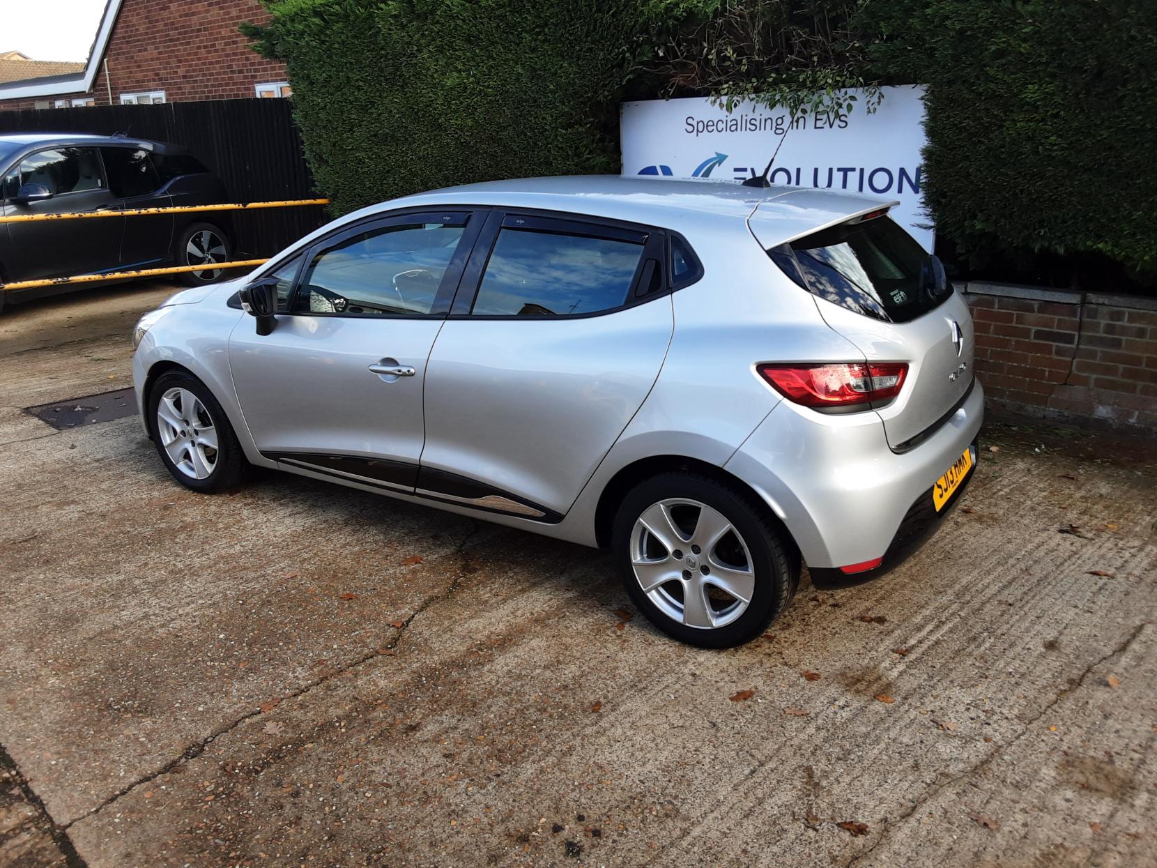 Renault Clio 1.2 16V Dynamique MediaNav Hatchback 5dr Petrol Manual Euro 5 (75 ps)