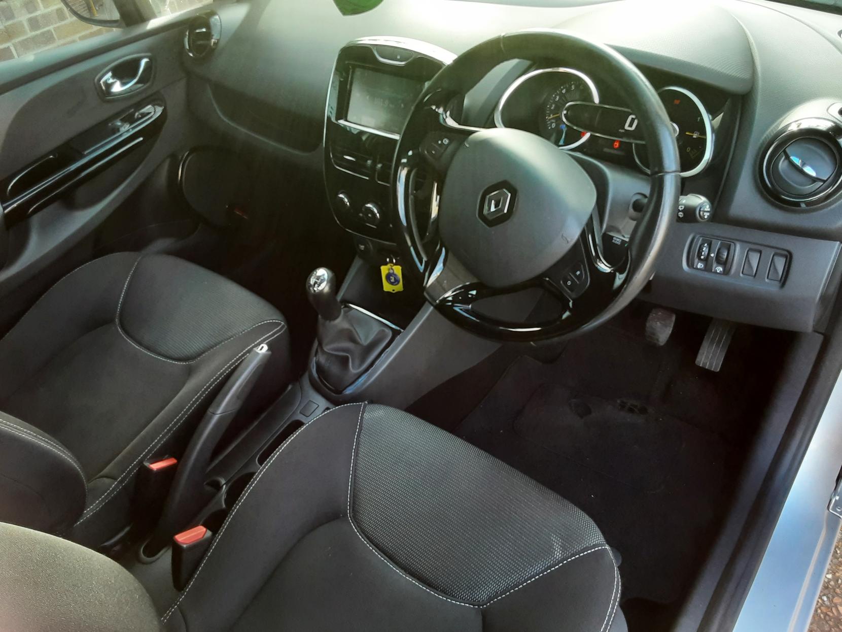 Renault Clio 1.2 16V Dynamique MediaNav Hatchback 5dr Petrol Manual Euro 5 (75 ps)